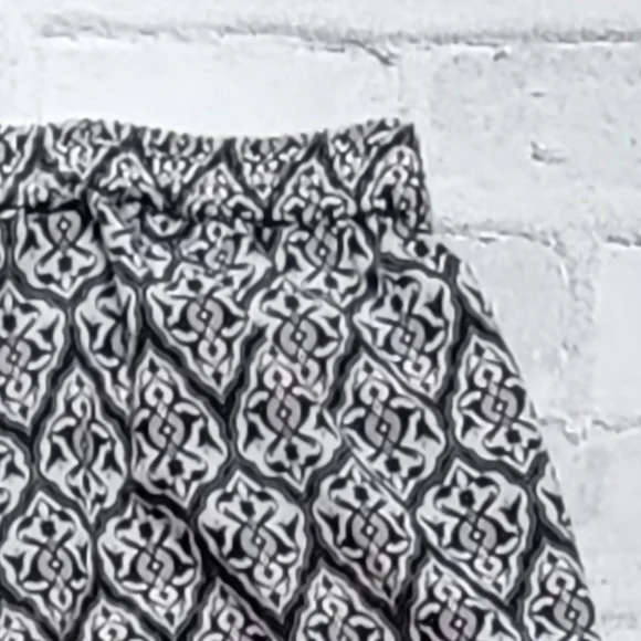 H&M Medallion Pattern Pants. - Picture 5 of 5